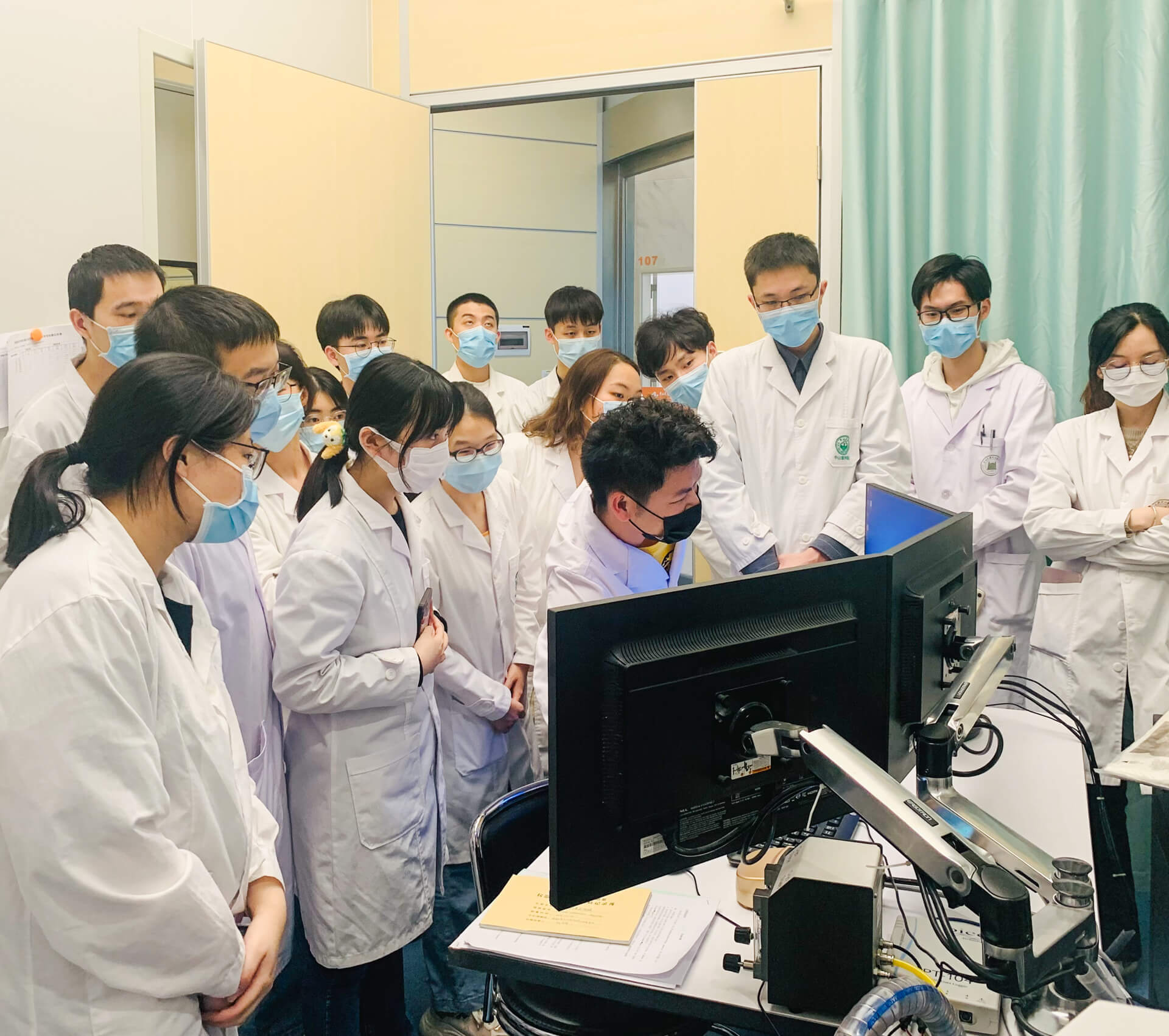 参观眼科学馆及国家重点实验室 2.JPG